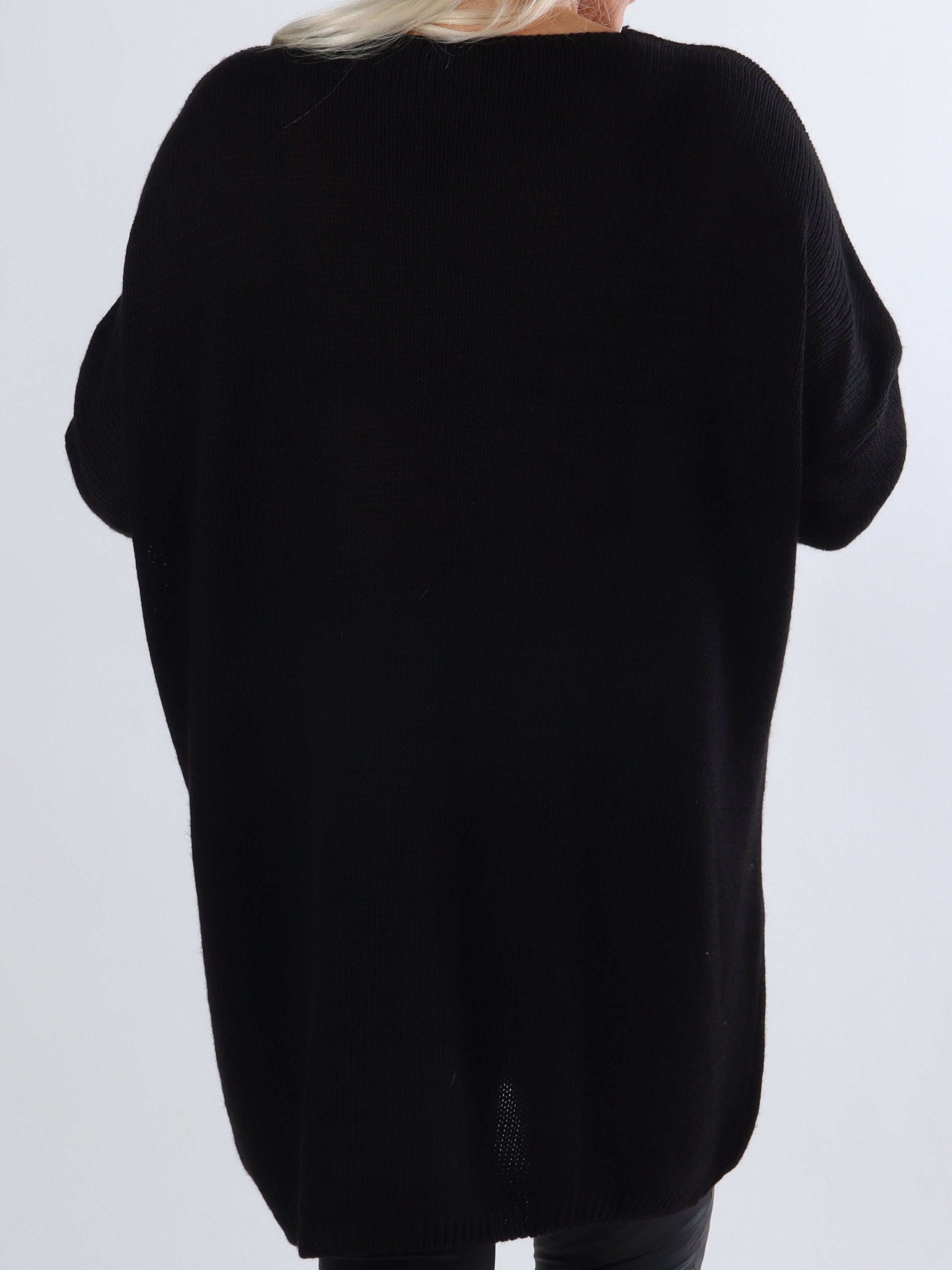 Ninna - Plus size strik med tekst stående foran